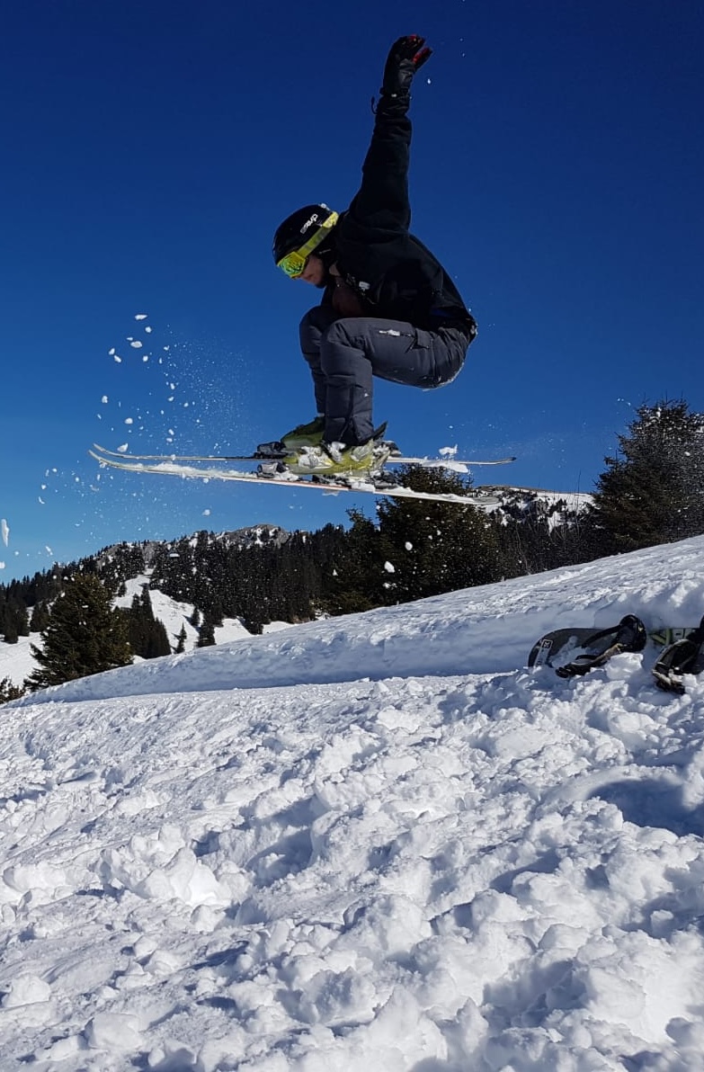 Un ado de 16 ans entrain de skier en colo de vacances.