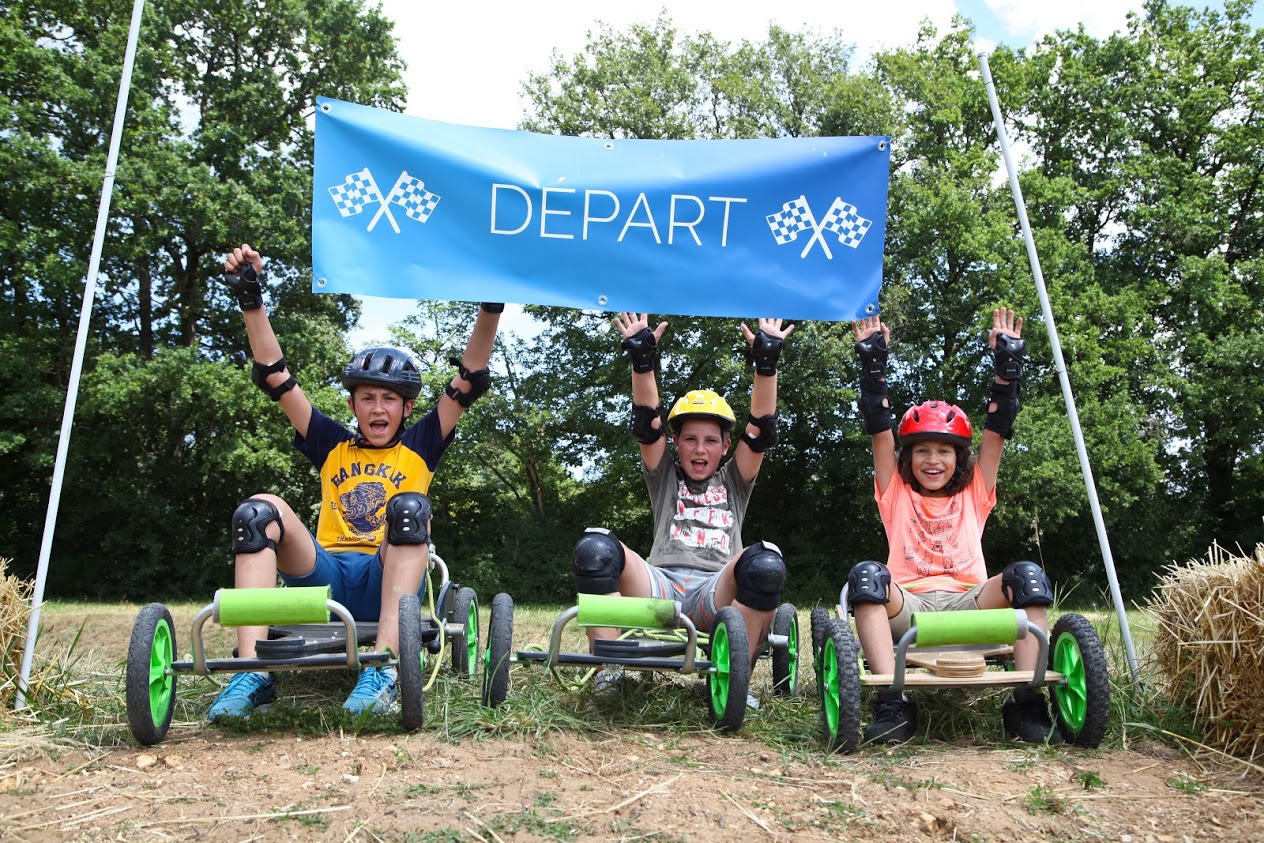 Groupe d'enfant en séjour multi-activités avec sports et sensations.