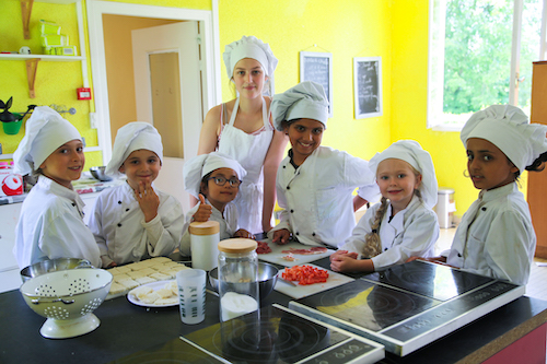 groupe d'enfants en colo lors d'une activité cuisine l'été