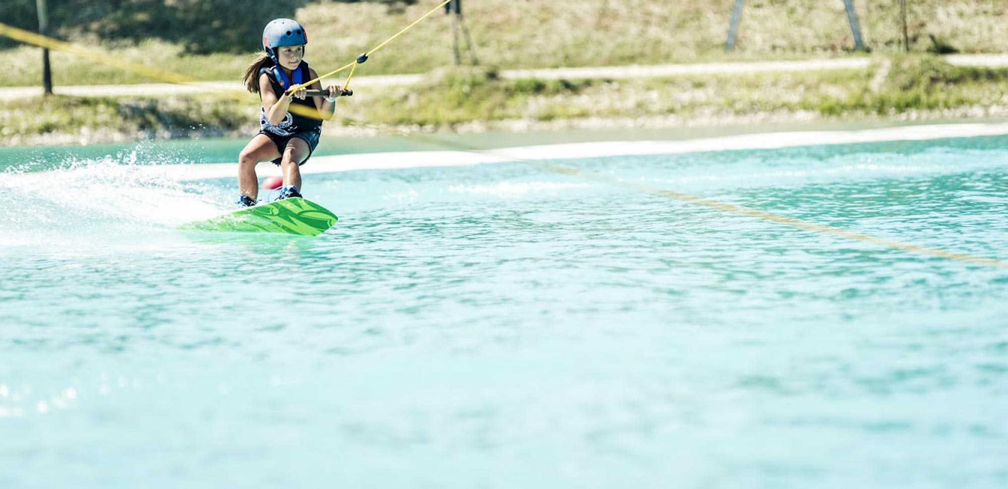 Activité sensation pour une jeune fille de 10 ans lors de sa colonie dans les Alpes du Sud pour profiter de ses vacances d'été en France